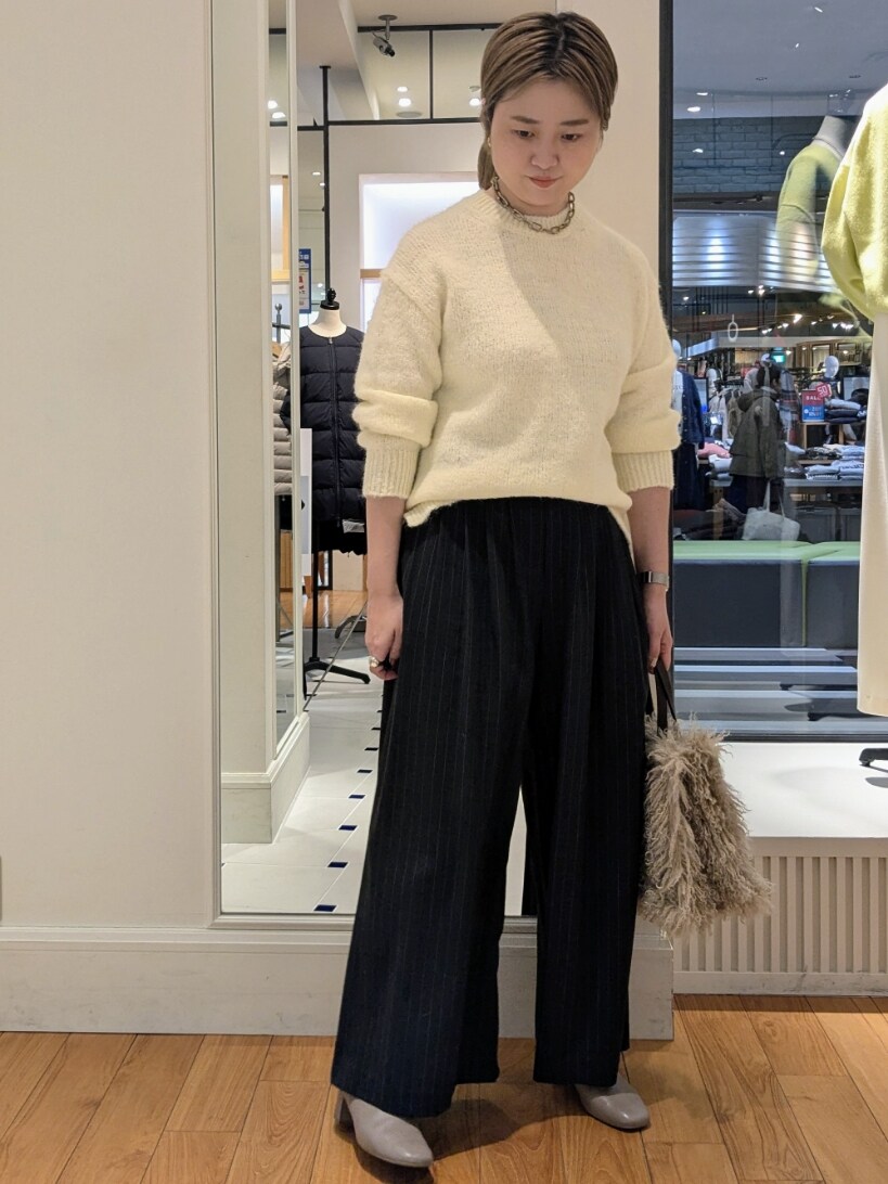 ベージュ系のニット/セーター、ベージュ系のショルダーバッグ、ブラック系のその他パンツを着用したレディースの冬コーディネートの9枚目の写真