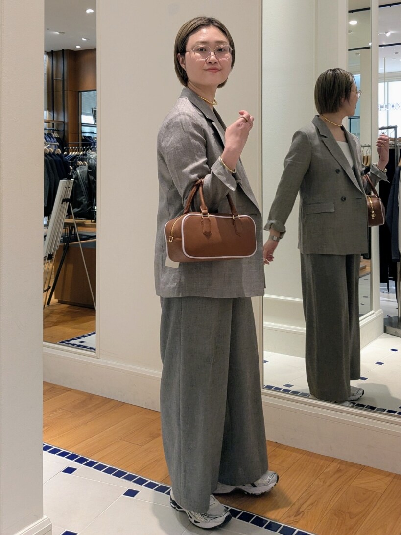 「レイヤードスタイル、シンプルコーデ、淡色コーデ、きれいめカジュアル、休日スタイル、スニーカー、お出かけコーデ、シンプルスタイル、オトナカジュアル、キレイめ、キレイめカジュアル、キレイめコーデ、ママコーデ、オールインワン、ジャケットスタイル」｜「NOLLEY’Sのウォッシャブルラミーシャンブレーダブルジャケット（テーラードジャケット、ベージュ系）」を使った、nol takamiさん（骨格ストレート・レディース・164cm）の春コーディネートの2枚目の写真