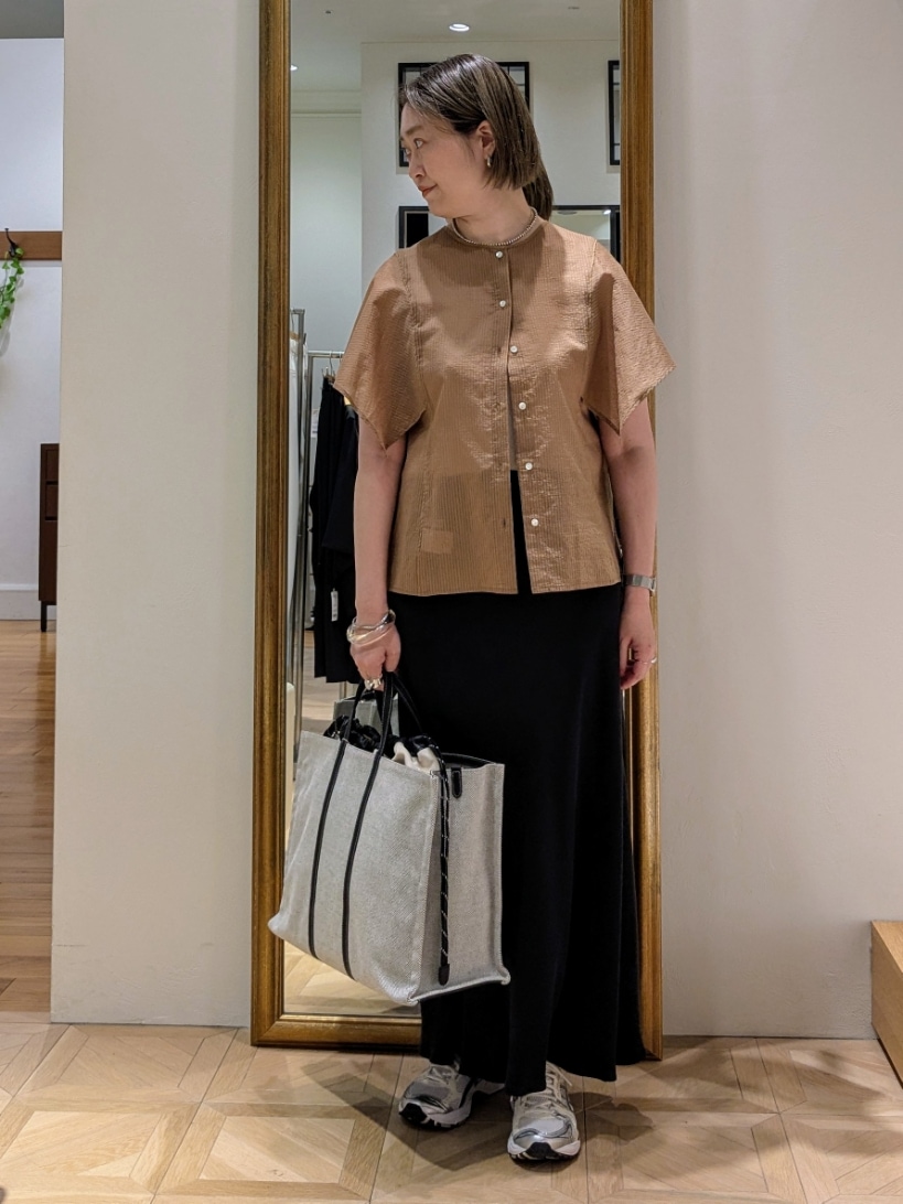 イエロー系のシャツ/ブラウス、ホワイト系のタンクトップ、ホワイト系のショルダーバッグを着用したレディースの夏コーディネートの2枚目の写真