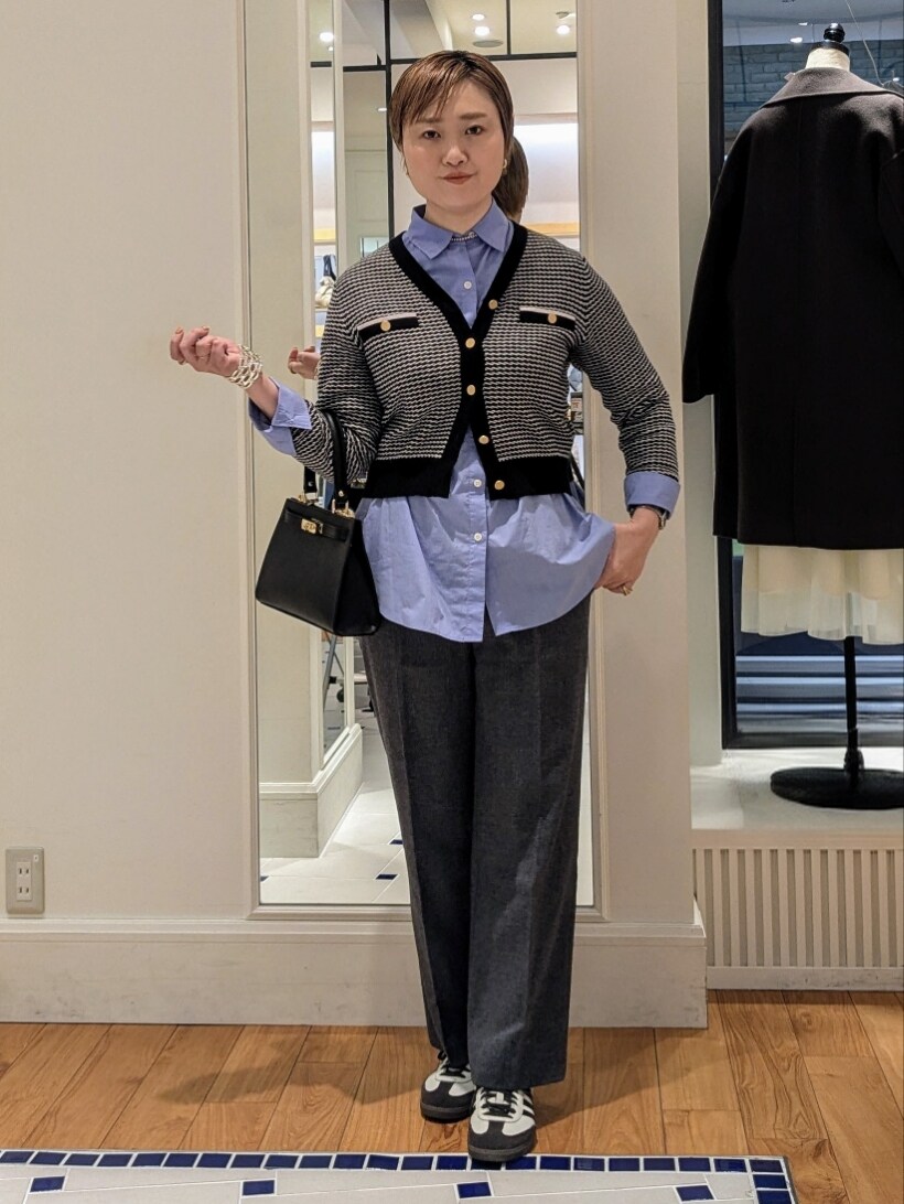 「冬コーデ、パンツスタイル、シンプルスタイル、今日のコーデ、オトナ女子、ママファッション、イエベ春、カーディガンコーデ、スニーカーコーデ、きれいめコーデ、きれいめカジュアル、オトナカジュアル、アラフォー、レイヤードスタイル、シャツスタイル」｜「NOLLEY’Sのカシミヤ混スレッドボーダーVネックカーディガン（カーディガン/ボレロ、ブラック系）」を使った、nol takamiさん（骨格ストレート・レディース・164cm）の冬コーディネートの2枚目の写真