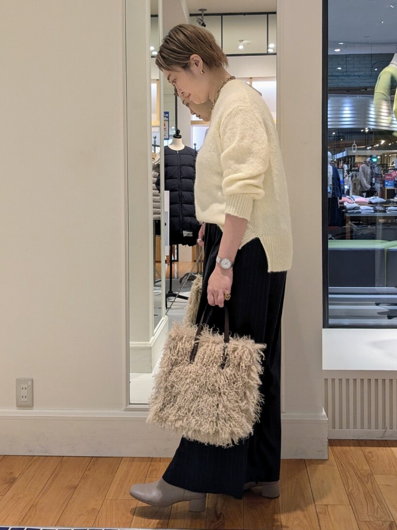 ベージュ系のニット/セーター、ベージュ系のショルダーバッグ、ブラック系のその他パンツを着用したレディースの冬コーディネートの6枚目の写真