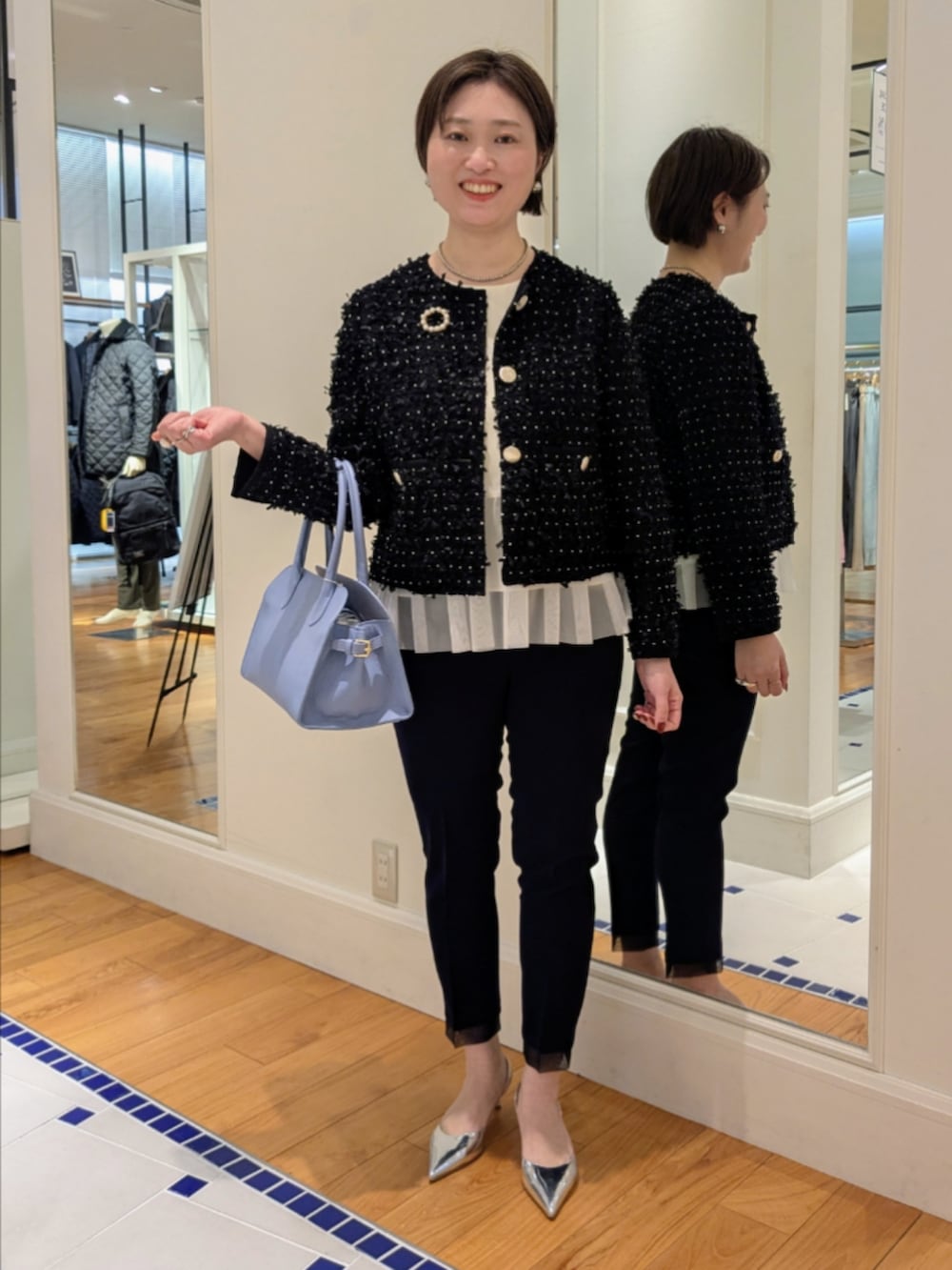 ホワイト系のシャツ/ブラウス、ブルー系のノーカラージャケット、ブルー系のその他パンツを着用したレディースの冬コーディネートの9枚目の写真