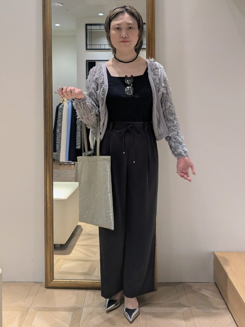 グレー系のその他パンツ、グレー系のカーディガン/ボレロ、ゴールド系のトートバッグを着用したレディースの春コーディネートの7枚目の写真