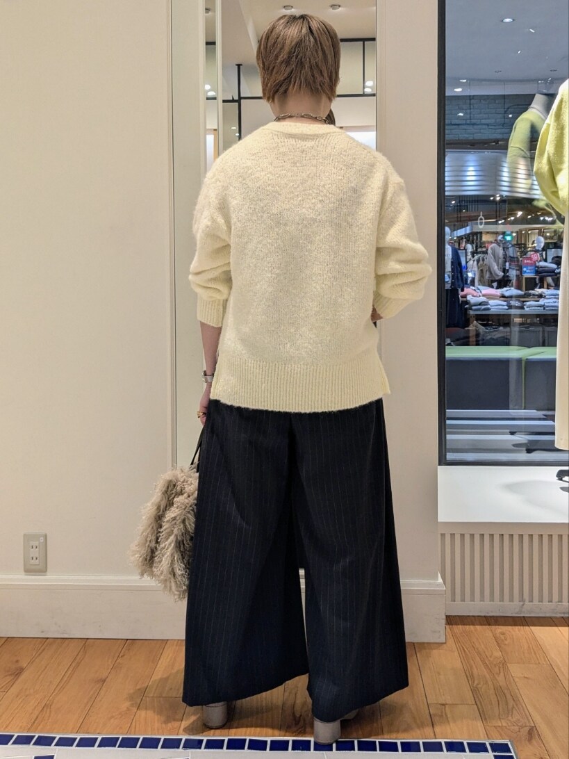 ベージュ系のニット/セーター、ベージュ系のショルダーバッグ、ブラック系のその他パンツを着用したレディースの冬コーディネートの8枚目の写真