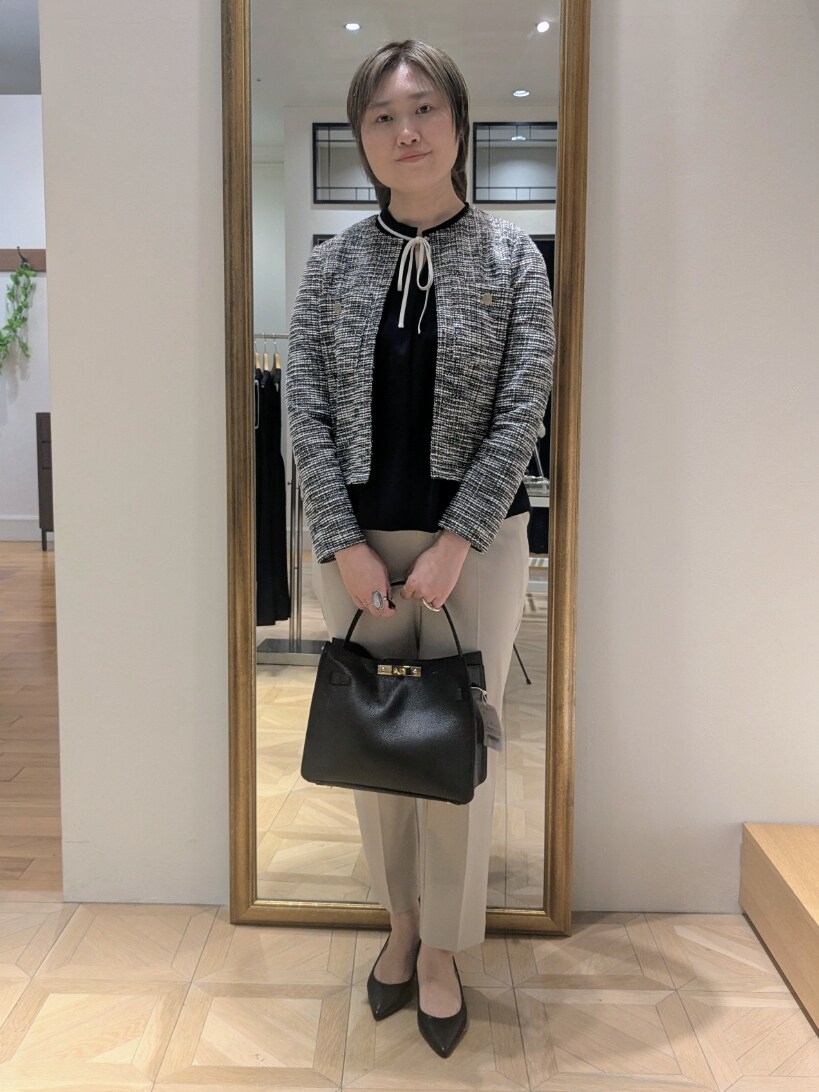 ブルー系のシャツ/ブラウス、ブラック系のノーカラージャケット、ベージュ系のその他パンツを着用したレディースの春コーディネートの3枚目の写真