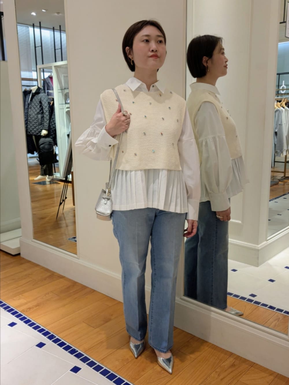 ホワイト系のシャツ/ブラウス、ホワイト系のベスト、シルバー系のショルダーバッグを着用したレディースの冬コーディネートの9枚目の写真