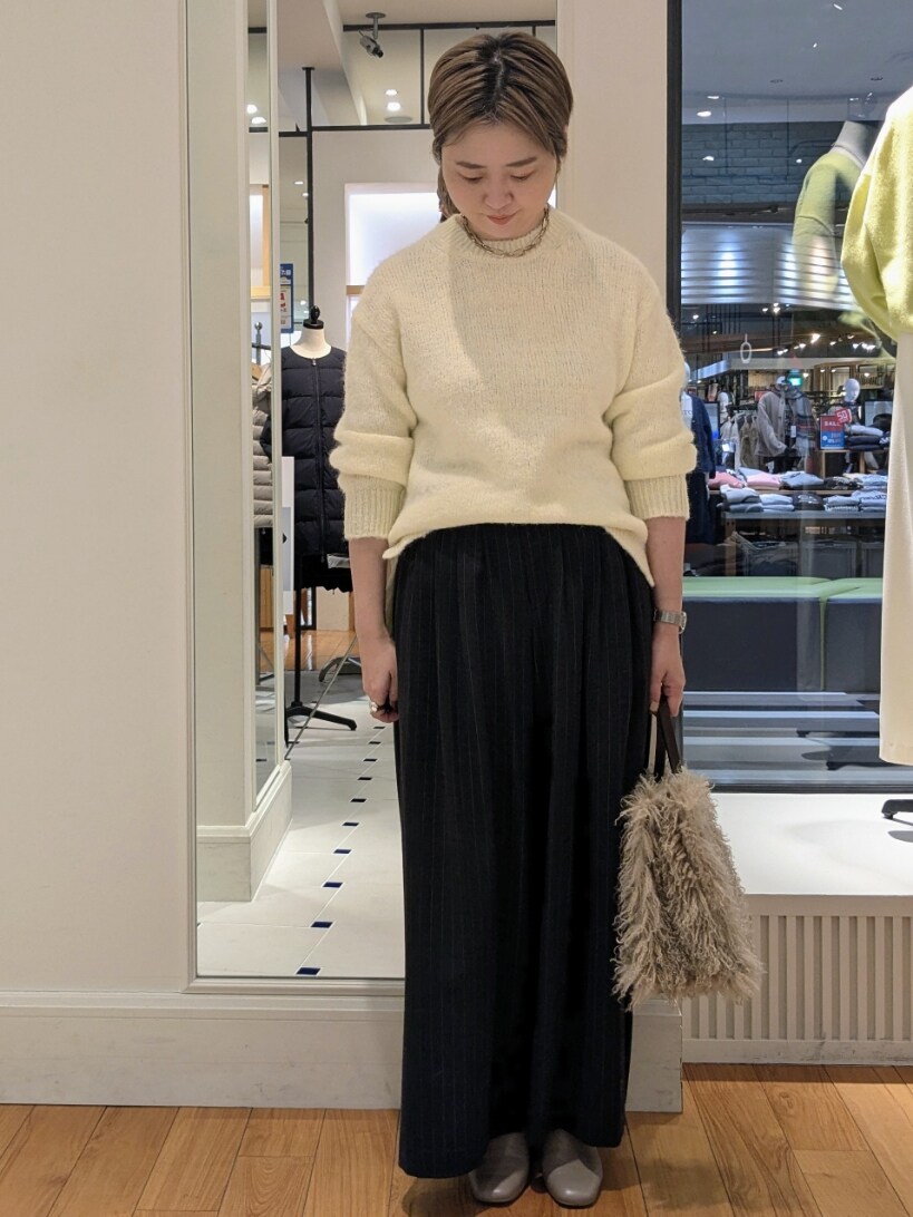 ベージュ系のニット/セーター、ベージュ系のショルダーバッグ、ブラック系のその他パンツを着用したレディースの冬コーディネートの10枚目の写真