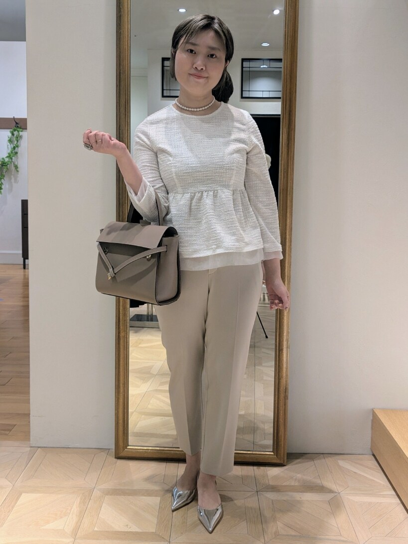 ホワイト系のTシャツ/カットソー、ベージュ系のショルダーバッグ、ベージュ系のその他パンツを着用したレディースの春コーディネートの7枚目の写真