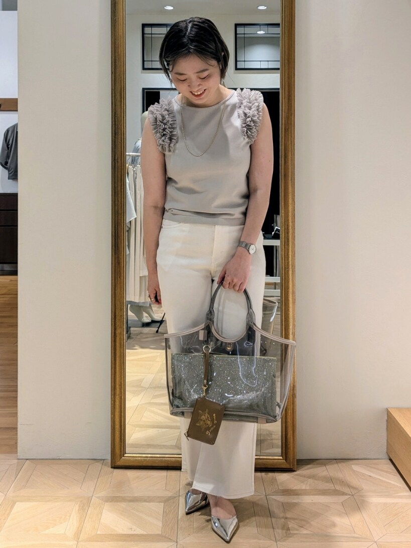 ベージュ系のニット/セーター、ホワイト系のデニムパンツ、ベージュ系のトートバッグを着用したレディースの夏コーディネートの5枚目の写真