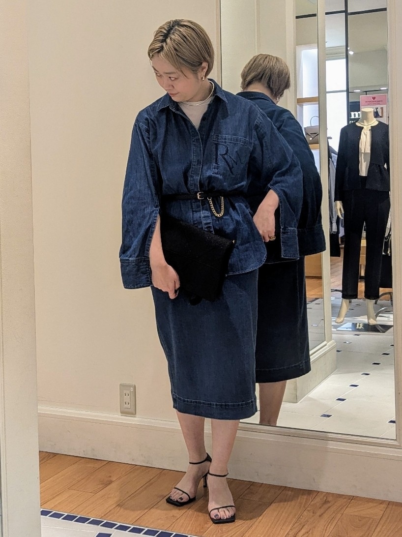 ブルー系のシャツ/ブラウス、ホワイト系のTシャツ/カットソー、ブラック系のトートバッグを着用したレディースの冬コーディネートの4枚目の写真