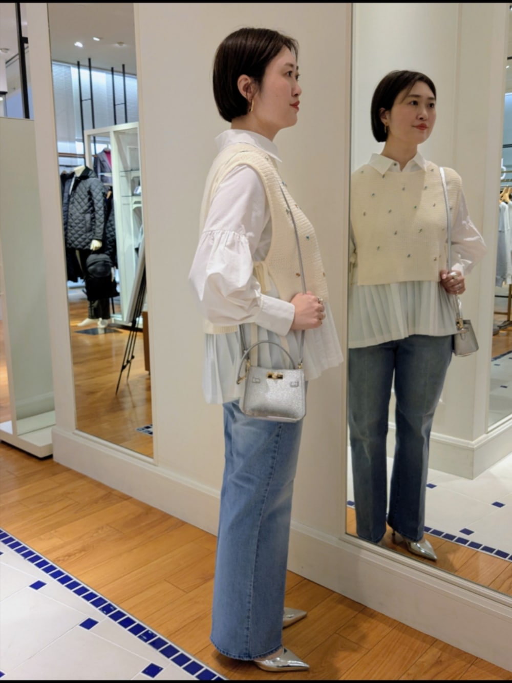 ホワイト系のシャツ/ブラウス、ホワイト系のベスト、シルバー系のショルダーバッグを着用したレディースの冬コーディネートの6枚目の写真