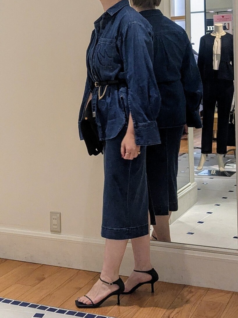 ブルー系のシャツ/ブラウス、ホワイト系のTシャツ/カットソー、ブラック系のトートバッグを着用したレディースの冬コーディネートの6枚目の写真