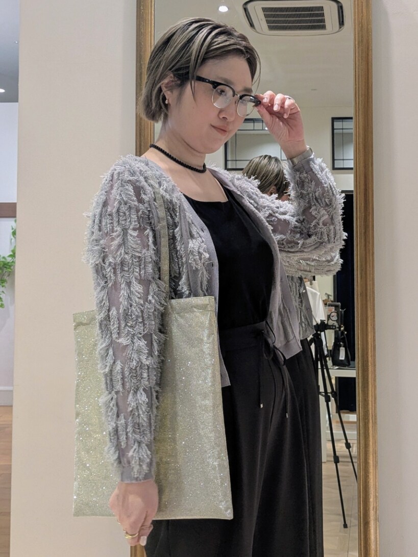グレー系のその他パンツ、グレー系のカーディガン/ボレロ、ゴールド系のトートバッグを着用したレディースの春コーディネートの8枚目の写真