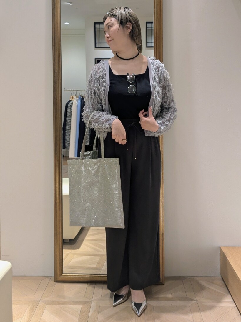 グレー系のその他パンツ、グレー系のカーディガン/ボレロ、ゴールド系のトートバッグを着用したレディースの春コーディネートの6枚目の写真