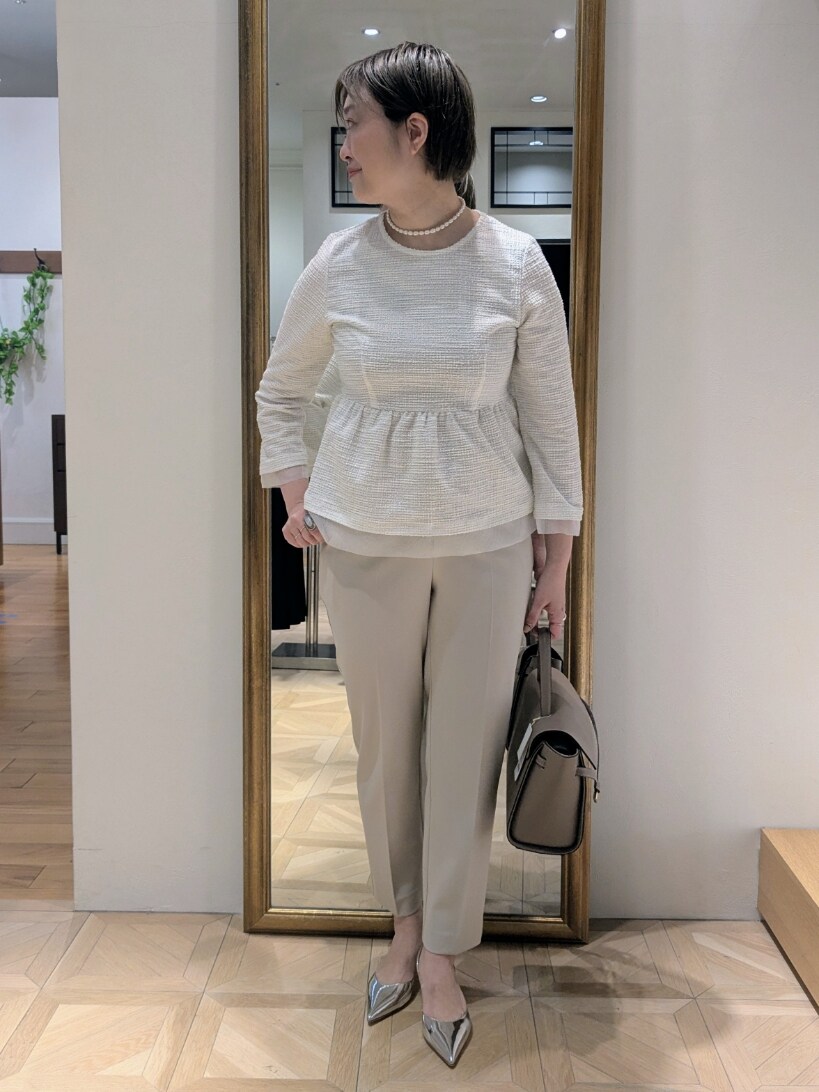 ホワイト系のTシャツ/カットソー、ベージュ系のショルダーバッグ、ベージュ系のその他パンツを着用したレディースの春コーディネートの2枚目の写真