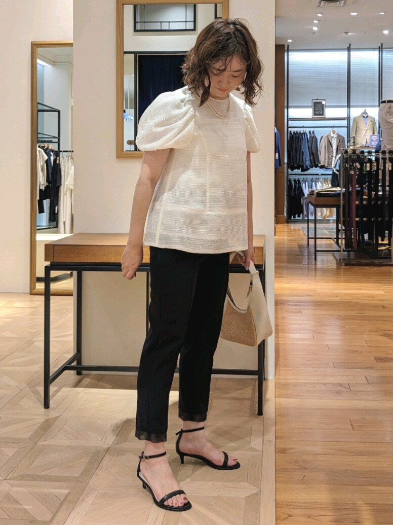 ホワイト系のシャツ/ブラウス、ブラック系のサンダル、ホワイト系のトートバッグを着用したレディースの夏コーディネートの5枚目の写真