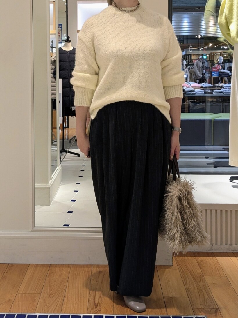 ベージュ系のニット/セーター、ベージュ系のショルダーバッグ、ブラック系のその他パンツを着用したレディースの冬コーディネートの4枚目の写真