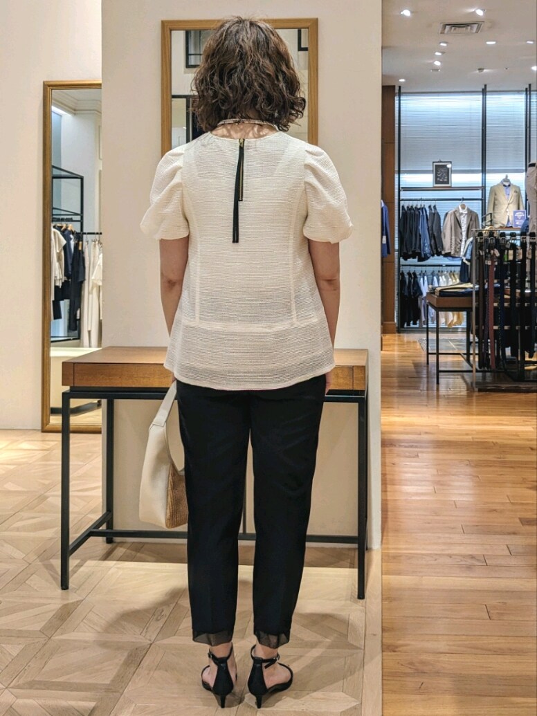 ホワイト系のシャツ/ブラウス、ブラック系のサンダル、ホワイト系のトートバッグを着用したレディースの夏コーディネートの6枚目の写真