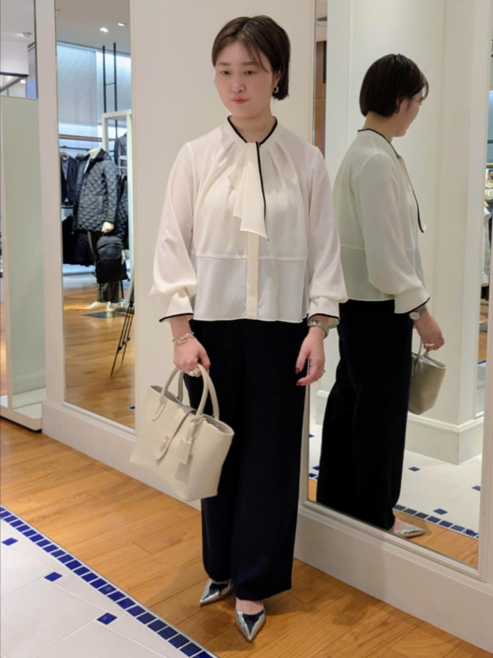 ホワイト系のシャツ/ブラウス、ブラック系のノーカラージャケット、ブルー系のその他パンツを着用したレディースの冬コーディネートの8枚目の写真