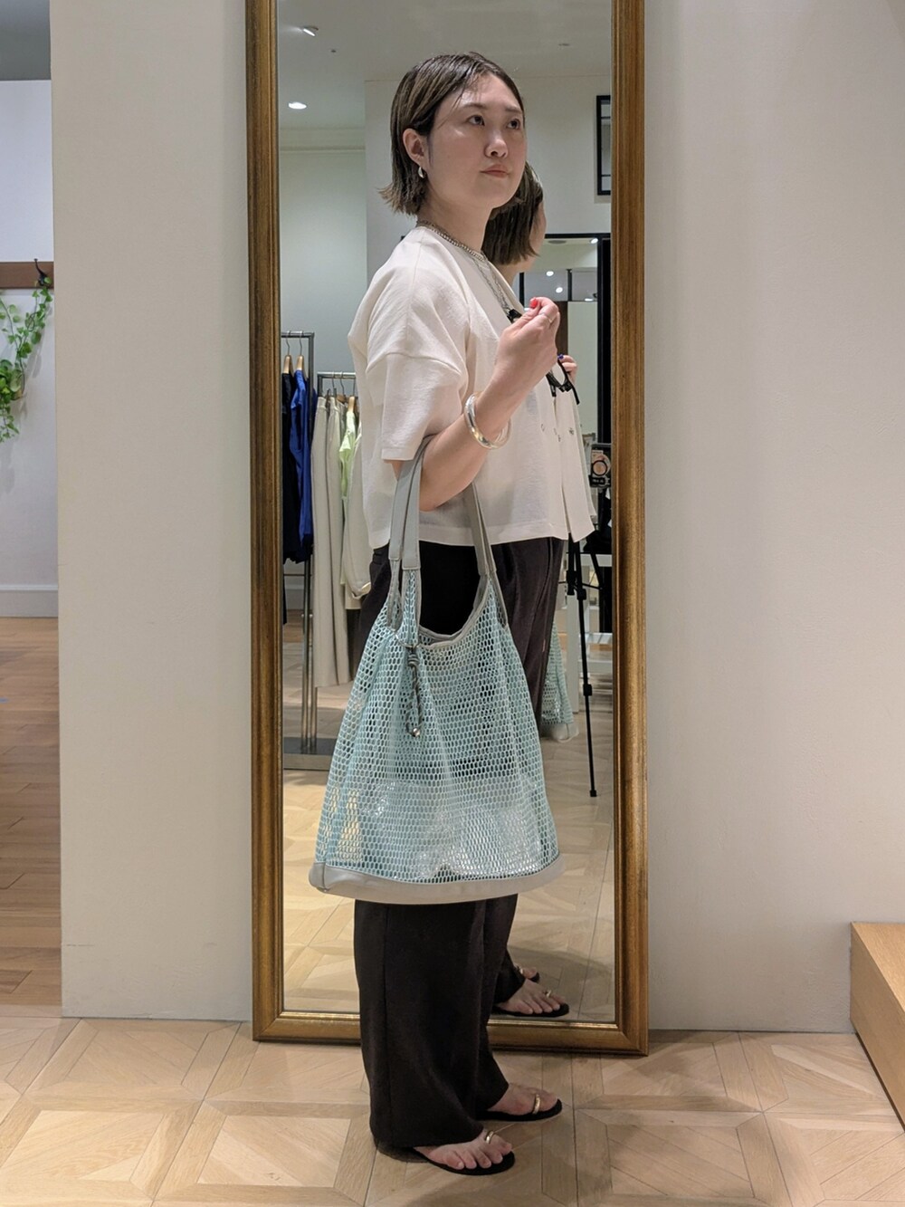 ホワイト系のカーディガン/ボレロ、グリーン系のショルダーバッグ、ブラウン系のその他パンツを着用したレディースの夏コーディネートの4枚目の写真