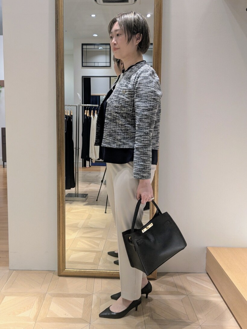 ブルー系のシャツ/ブラウス、ブラック系のノーカラージャケット、ベージュ系のその他パンツを着用したレディースの春コーディネートの4枚目の写真