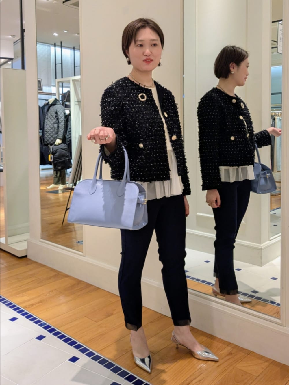 ホワイト系のシャツ/ブラウス、ブルー系のノーカラージャケット、ブルー系のその他パンツを着用したレディースの冬コーディネートの8枚目の写真