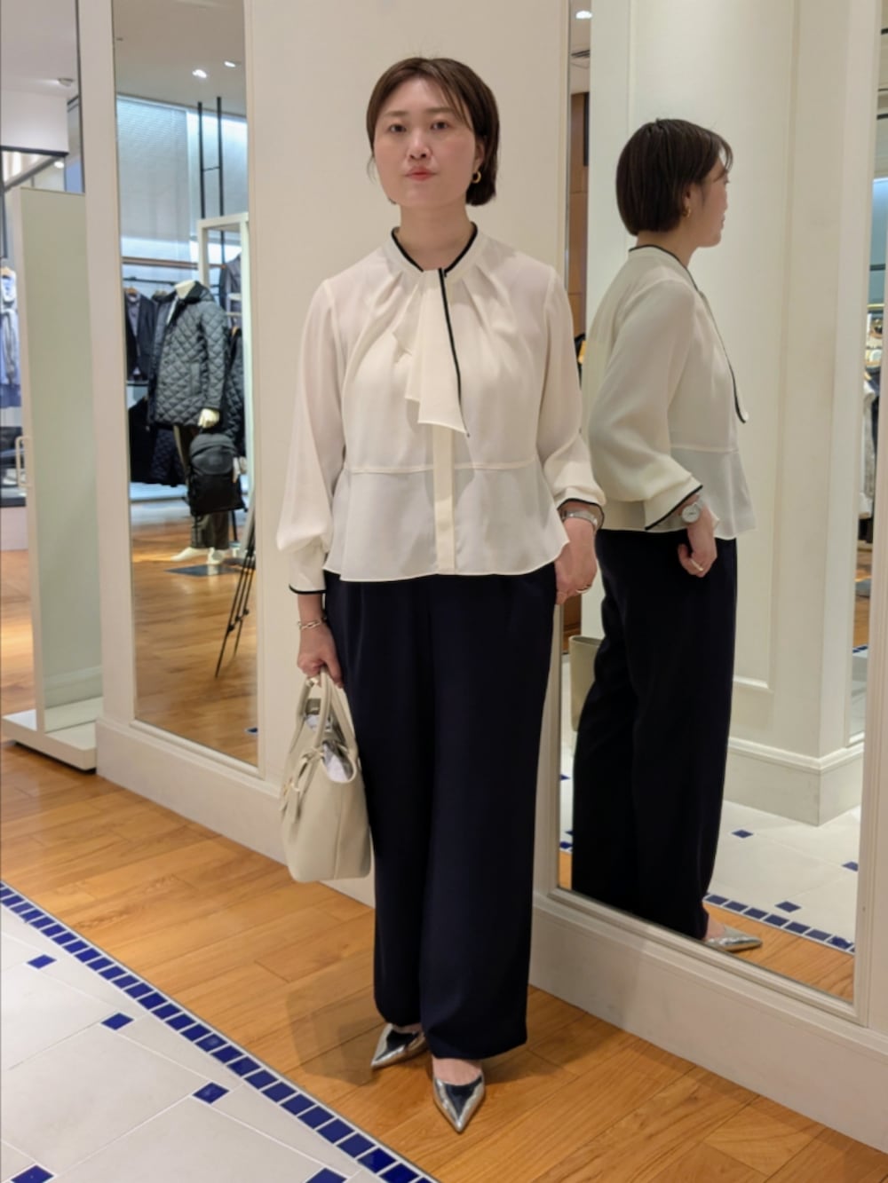 ホワイト系のシャツ/ブラウス、ブラック系のノーカラージャケット、ブルー系のその他パンツを着用したレディースの冬コーディネートの7枚目の写真