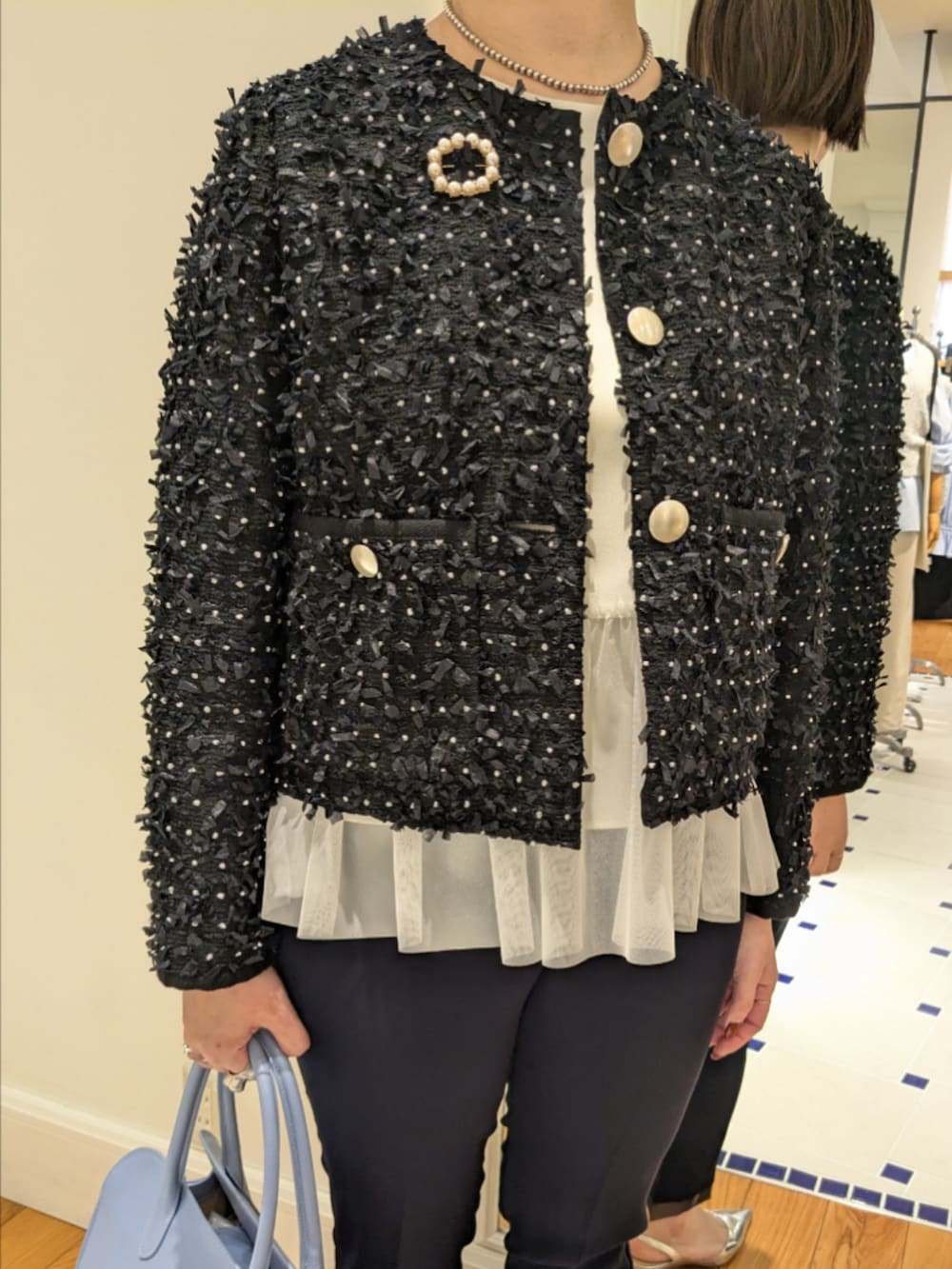 ホワイト系のシャツ/ブラウス、ブルー系のノーカラージャケット、ブルー系のその他パンツを着用したレディースの冬コーディネートの4枚目の写真