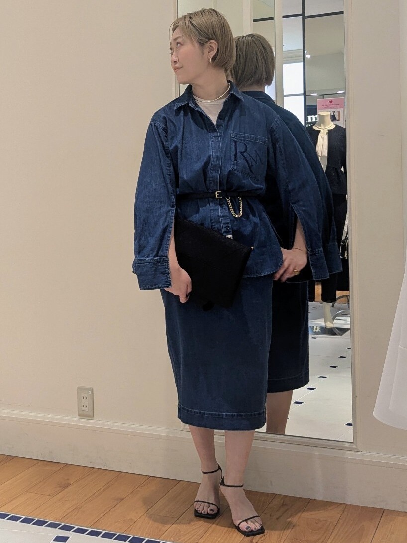 ブルー系のシャツ/ブラウス、ホワイト系のTシャツ/カットソー、ブラック系のトートバッグを着用したレディースの冬コーディネートの8枚目の写真