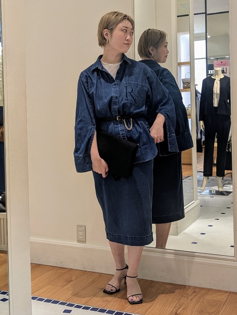 ブルー系のシャツ/ブラウス、ホワイト系のTシャツ/カットソー、ブラック系のトートバッグを着用したレディースの冬コーディネートの3枚目の写真