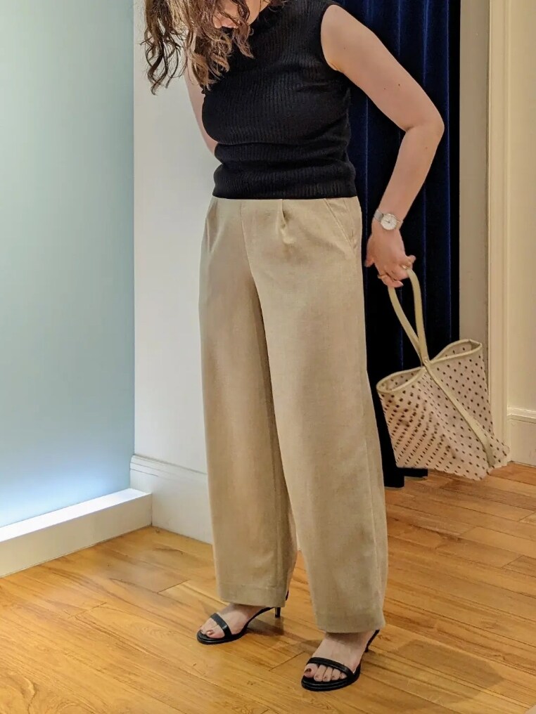 ブラック系のカーディガン/ボレロ、ブラック系のニット/セーター、ベージュ系のその他パンツを着用したレディースの夏コーディネートの7枚目の写真