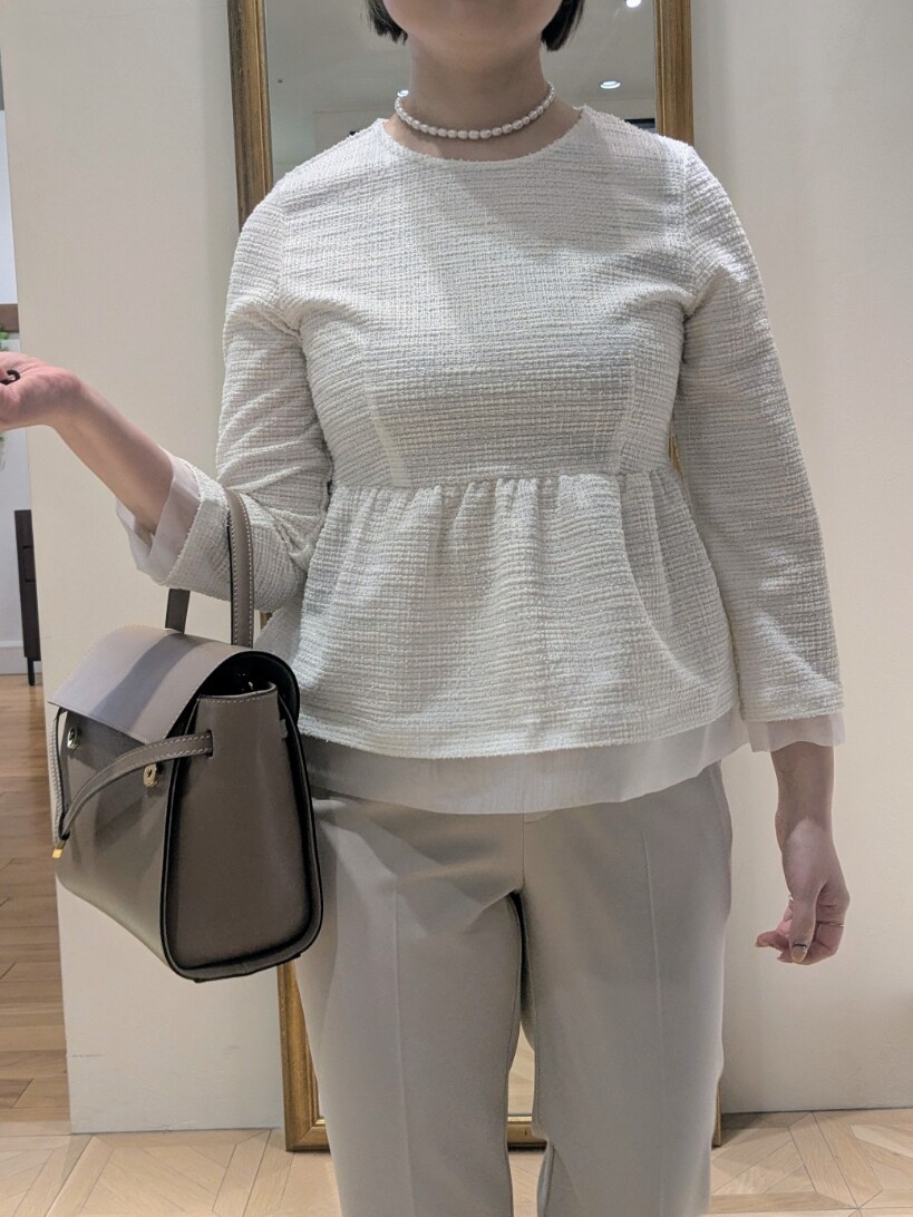 ホワイト系のTシャツ/カットソー、ベージュ系のショルダーバッグ、ベージュ系のその他パンツを着用したレディースの春コーディネートの6枚目の写真