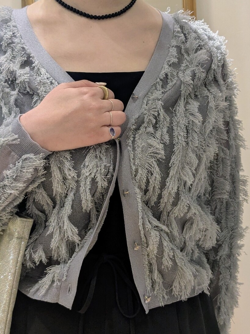 グレー系のその他パンツ、グレー系のカーディガン/ボレロ、ゴールド系のトートバッグを着用したレディースの春コーディネートの3枚目の写真