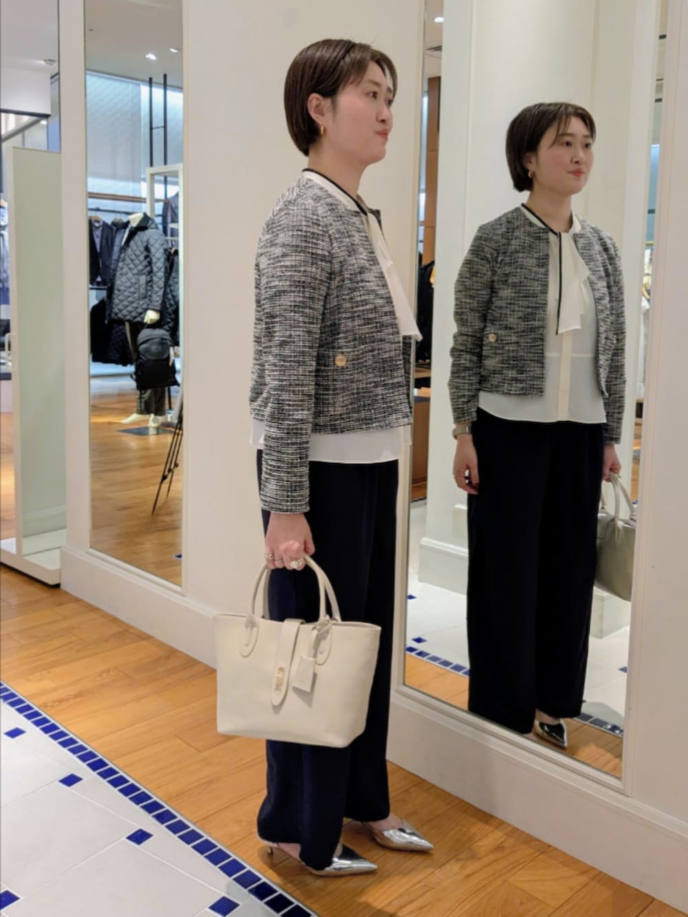 ホワイト系のシャツ/ブラウス、ブラック系のノーカラージャケット、ブルー系のその他パンツを着用したレディースの冬コーディネートの5枚目の写真