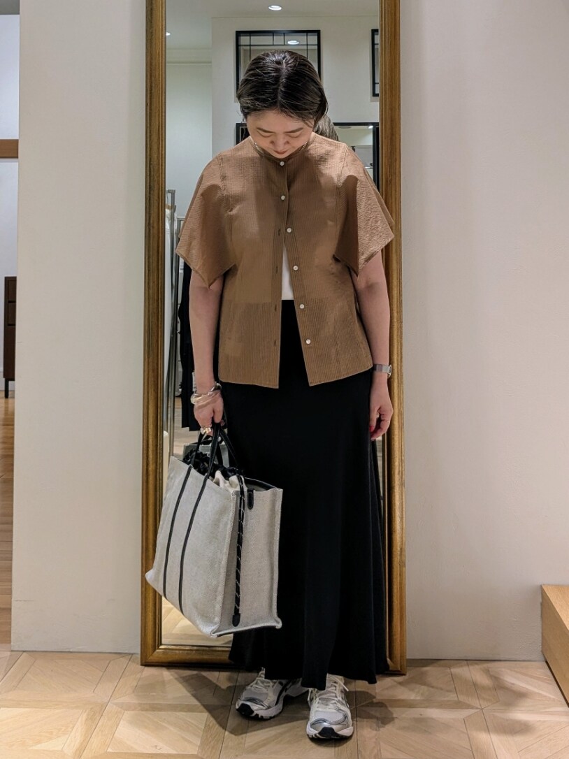 イエロー系のシャツ/ブラウス、ホワイト系のタンクトップ、ホワイト系のショルダーバッグを着用したレディースの夏コーディネートの4枚目の写真