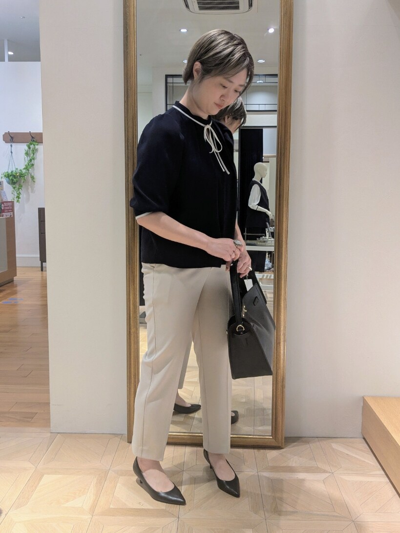 ブルー系のシャツ/ブラウス、ブラック系のノーカラージャケット、ベージュ系のその他パンツを着用したレディースの春コーディネートの7枚目の写真