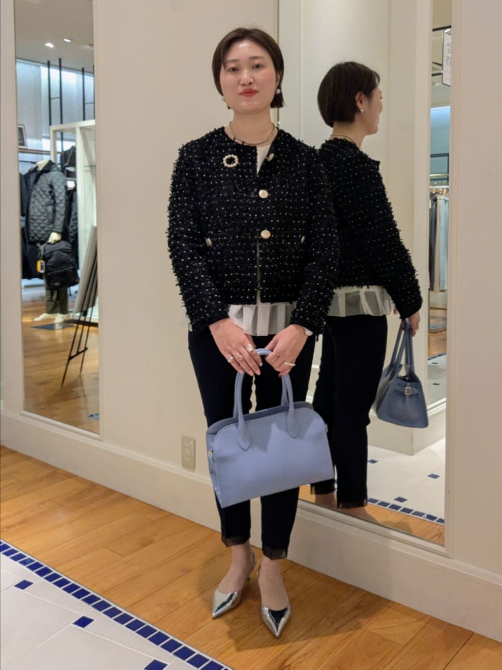 ホワイト系のシャツ/ブラウス、ブルー系のノーカラージャケット、ブルー系のその他パンツを着用したレディースの冬コーディネートの10枚目の写真