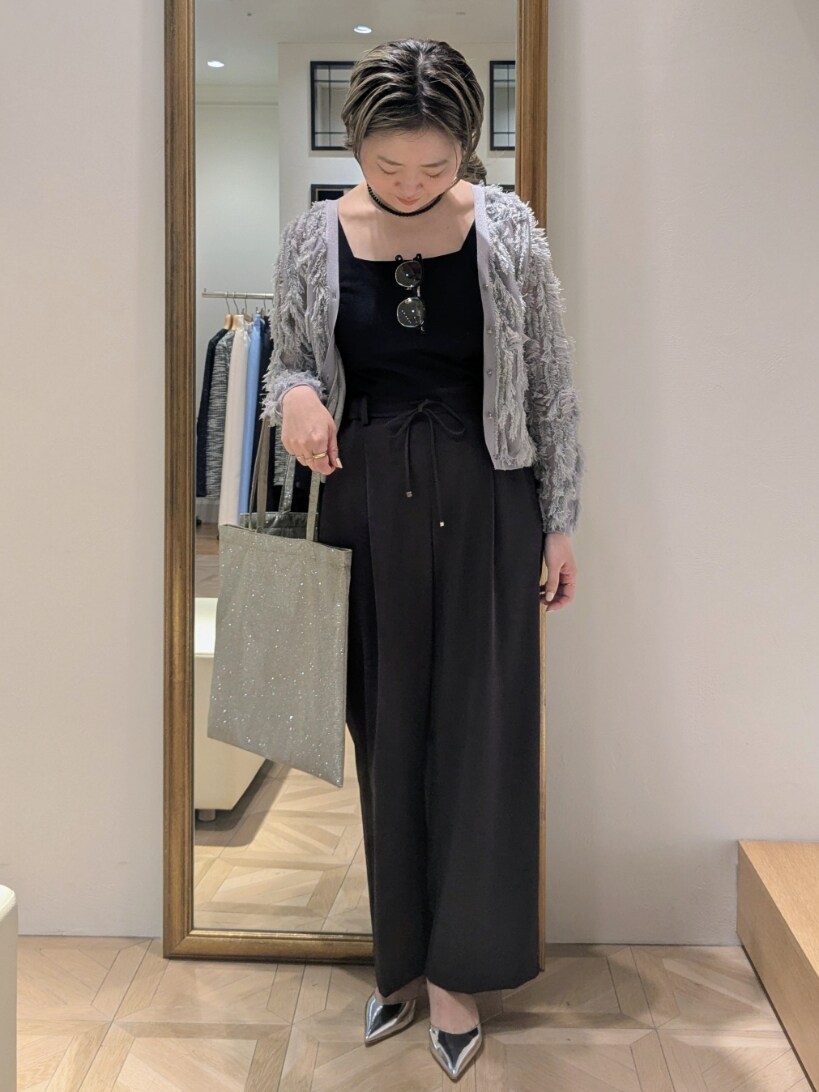 グレー系のその他パンツ、グレー系のカーディガン/ボレロ、ゴールド系のトートバッグを着用したレディースの春コーディネートの5枚目の写真