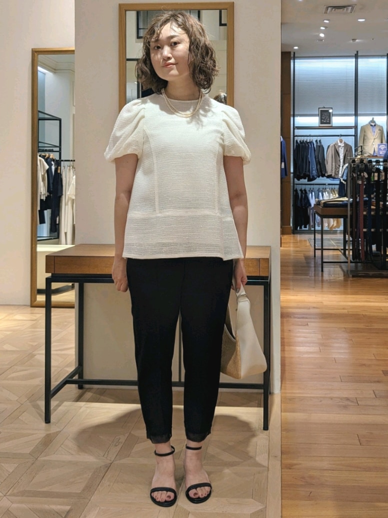 ホワイト系のシャツ/ブラウス、ブラック系のサンダル、ホワイト系のトートバッグを着用したレディースの夏コーディネートの3枚目の写真