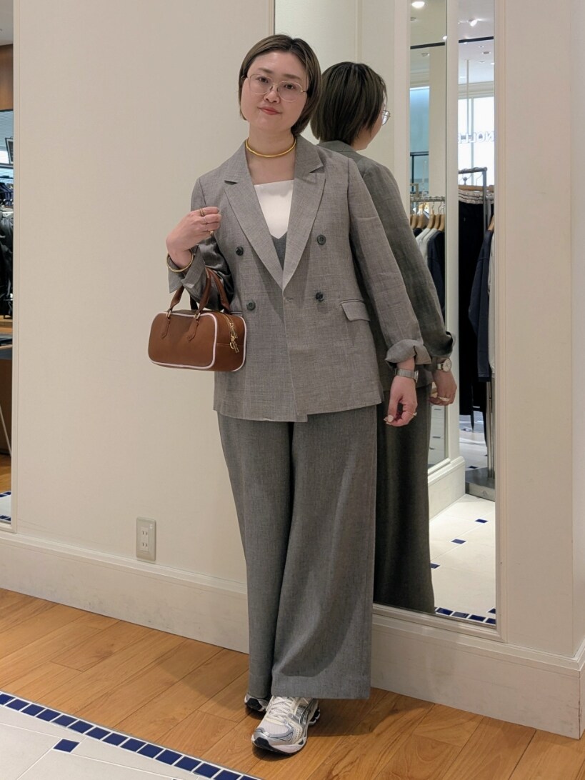 「レイヤードスタイル、シンプルコーデ、淡色コーデ、きれいめカジュアル、休日スタイル、スニーカー、お出かけコーデ、シンプルスタイル、オトナカジュアル、キレイめ、キレイめカジュアル、キレイめコーデ、ママコーデ、オールインワン、ジャケットスタイル」｜「NOLLEY’Sのウォッシャブルラミーシャンブレーダブルジャケット（テーラードジャケット、ベージュ系）」を使った、nol takamiさん（骨格ストレート・レディース・164cm）の春コーディネートの8枚目の写真