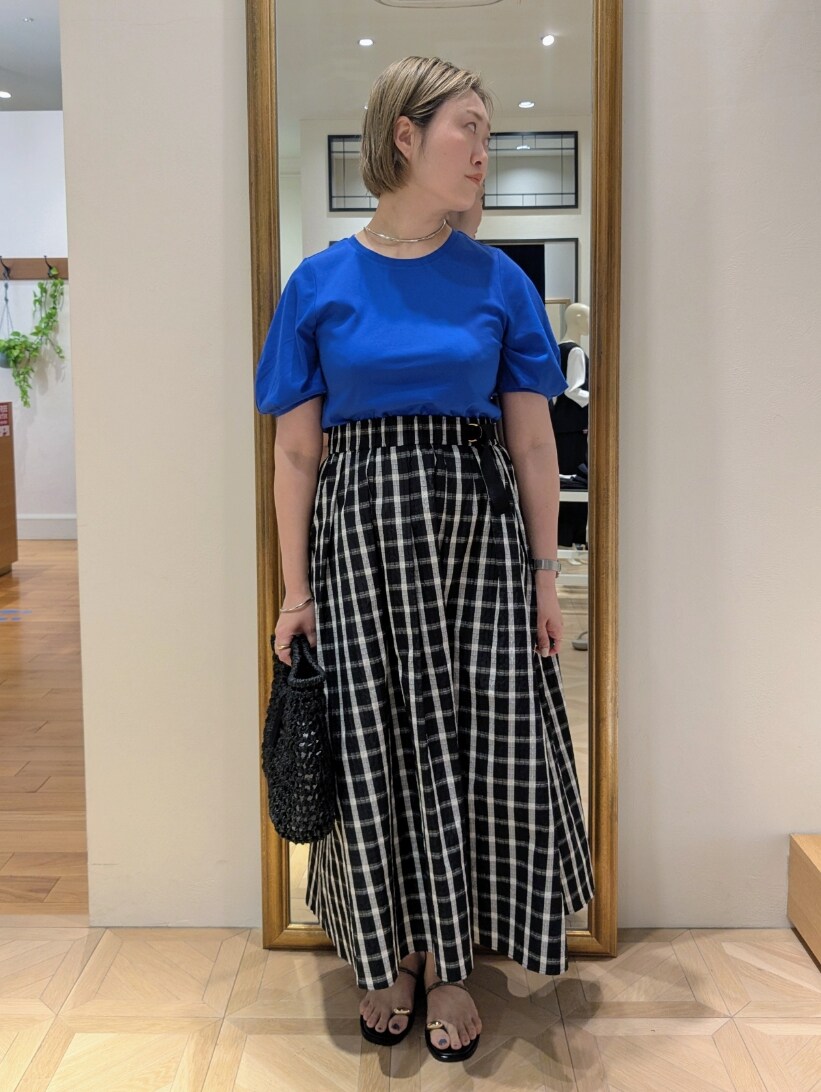 ブラック系のかごバッグ、ブラック系のスカート、ブルー系のTシャツ/カットソーを着用したレディースの春コーディネートの3枚目の写真