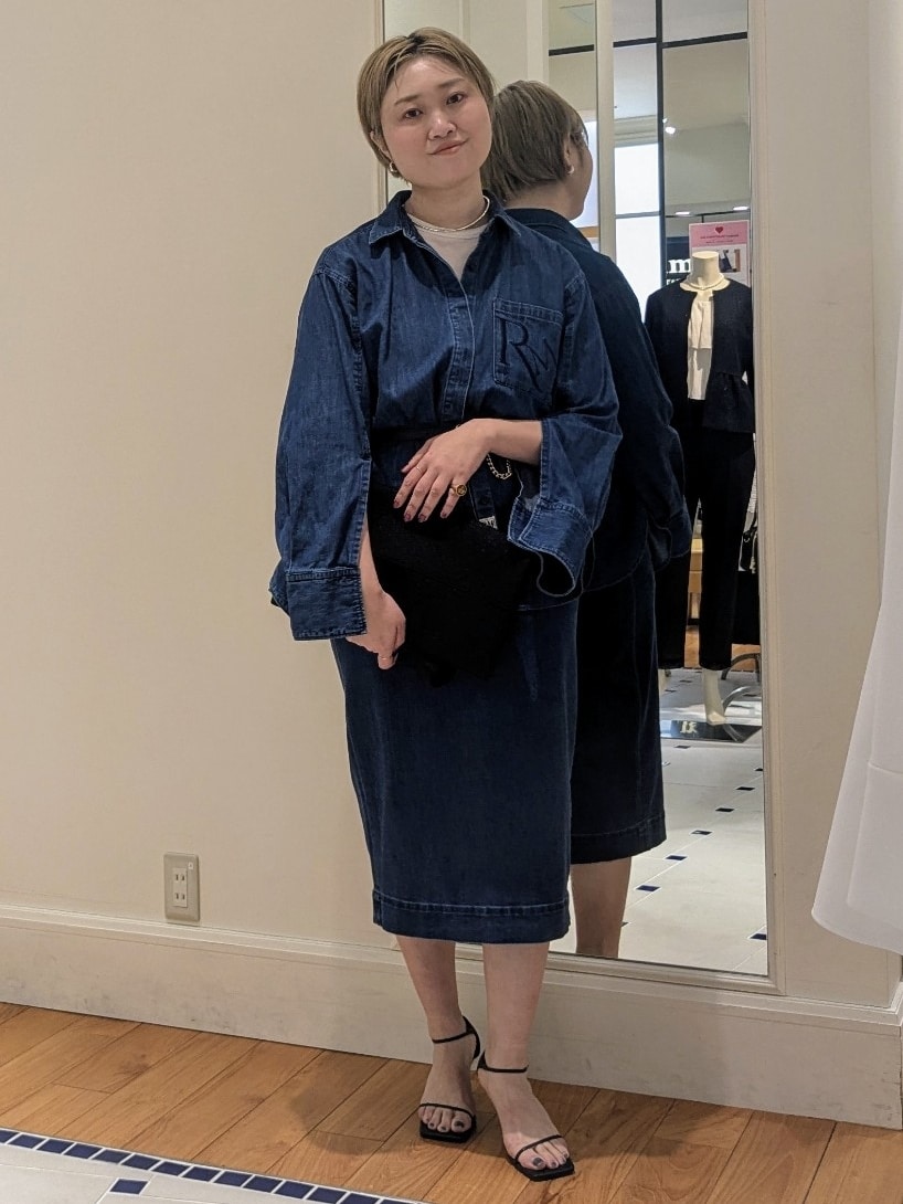 ブルー系のシャツ/ブラウス、ホワイト系のTシャツ/カットソー、ブラック系のトートバッグを着用したレディースの冬コーディネートの7枚目の写真