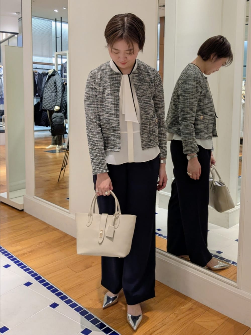 ホワイト系のシャツ/ブラウス、ブラック系のノーカラージャケット、ブルー系のその他パンツを着用したレディースの冬コーディネートの2枚目の写真