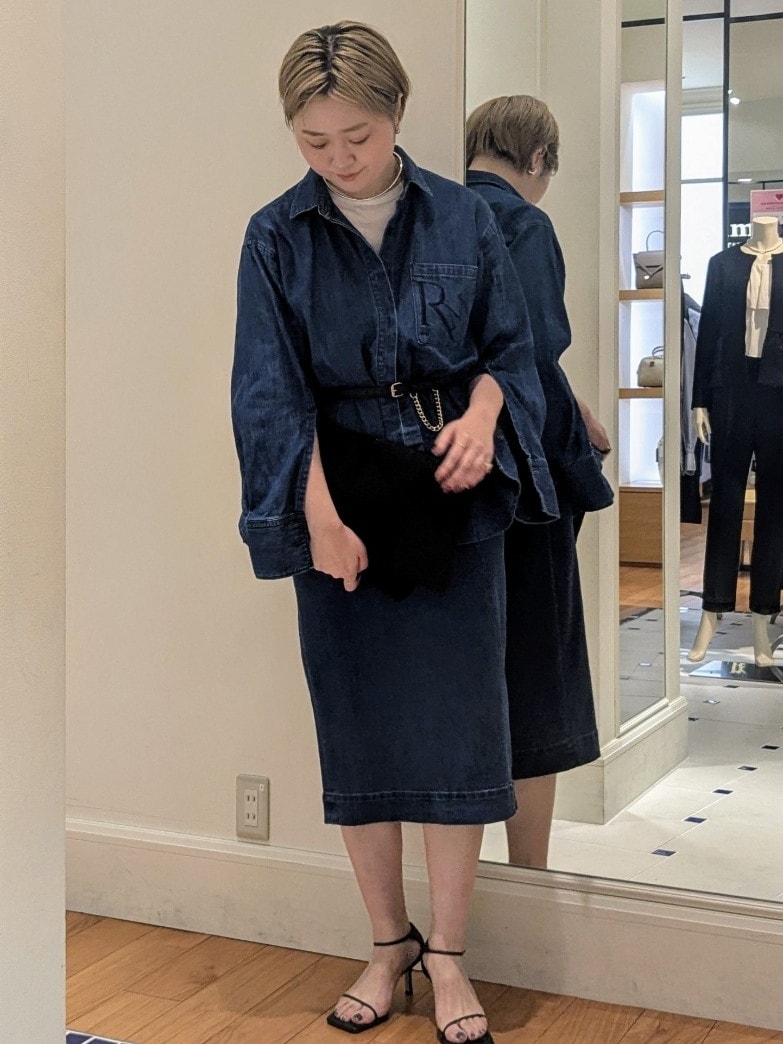 ブルー系のシャツ/ブラウス、ホワイト系のTシャツ/カットソー、ブラック系のトートバッグを着用したレディースの冬コーディネートの2枚目の写真