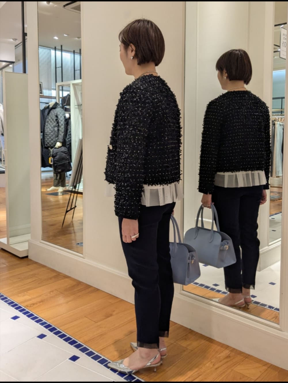 ホワイト系のシャツ/ブラウス、ブルー系のノーカラージャケット、ブルー系のその他パンツを着用したレディースの冬コーディネートの6枚目の写真