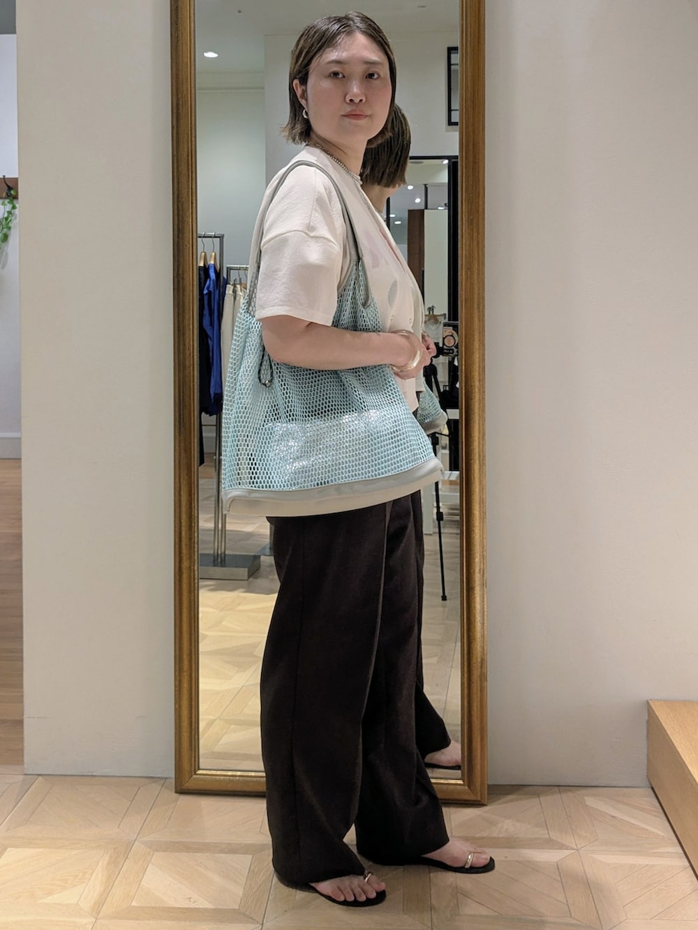 ホワイト系のカーディガン/ボレロ、グリーン系のショルダーバッグ、ブラウン系のその他パンツを着用したレディースの夏コーディネートの5枚目の写真