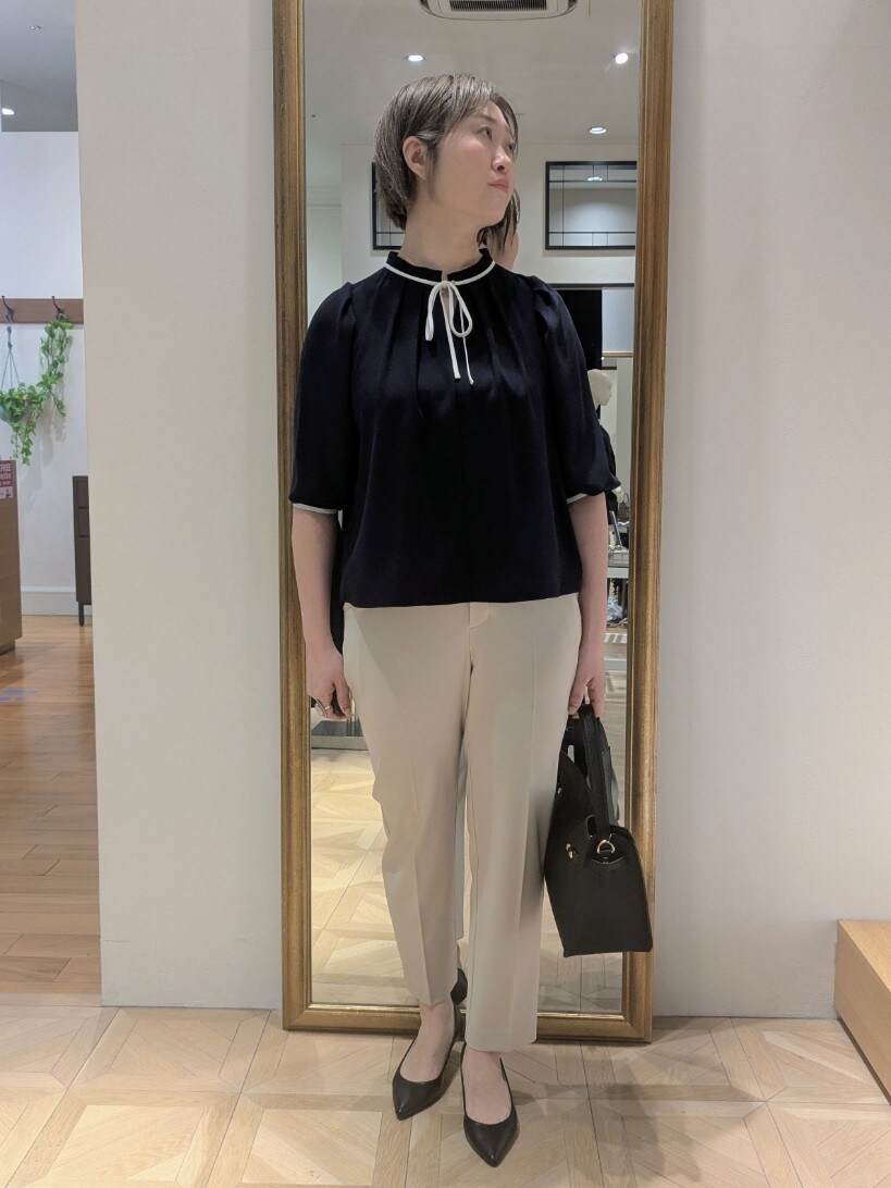 ブルー系のシャツ/ブラウス、ブラック系のノーカラージャケット、ベージュ系のその他パンツを着用したレディースの春コーディネートの5枚目の写真
