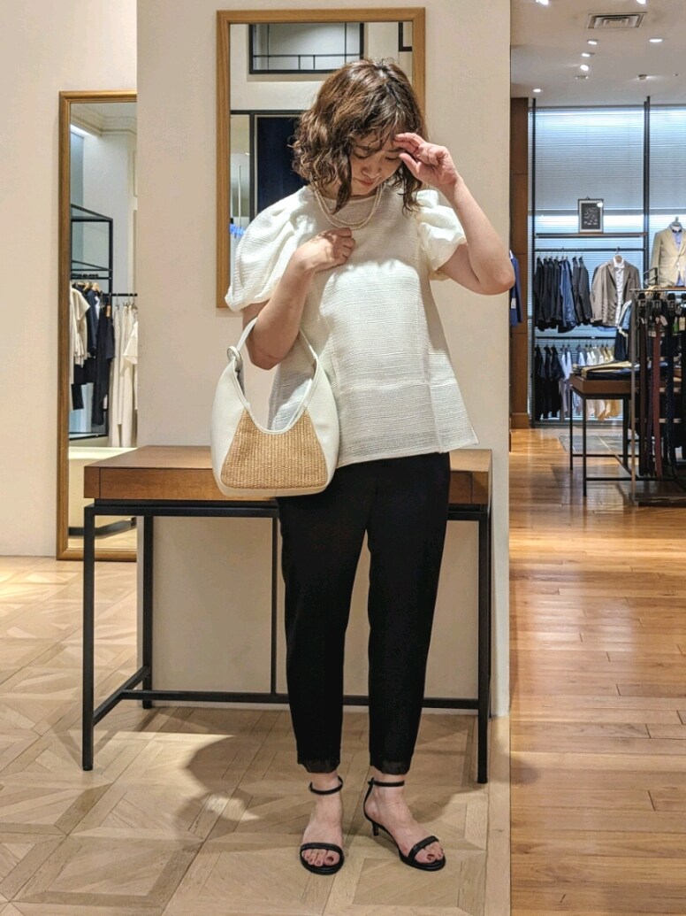 ホワイト系のシャツ/ブラウス、ブラック系のサンダル、ホワイト系のトートバッグを着用したレディースの夏コーディネートの7枚目の写真