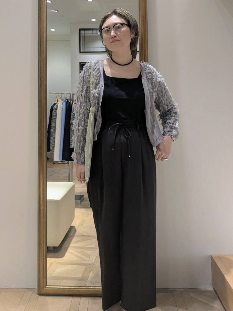 グレー系のその他パンツ、グレー系のカーディガン/ボレロ、ゴールド系のトートバッグを着用したレディースの春コーディネートの9枚目の写真