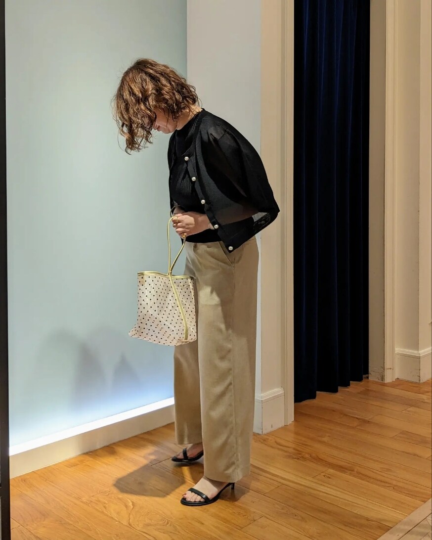 ブラック系のカーディガン/ボレロ、ブラック系のニット/セーター、ベージュ系のその他パンツを着用したレディースの夏コーディネートの3枚目の写真